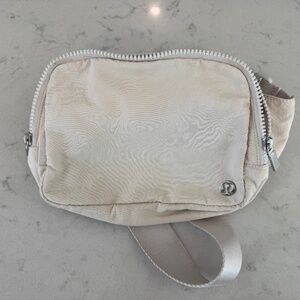 Lululemon Everywhere Belt Bag 2L Bone